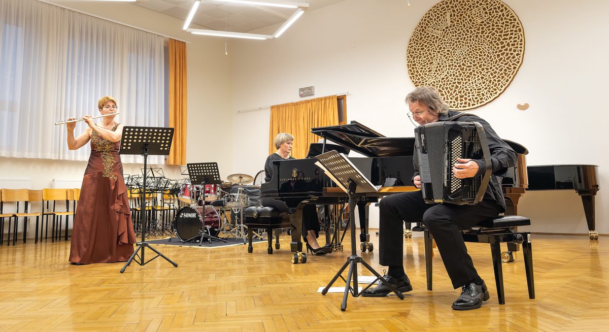 Trio Kržič-Bračič-Mesec
